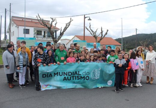 A exposición informativa sobre o autismo da Fundación Amicos poderá visitarse esta semana na praza Teodomiro Hidalgo de Lousame
